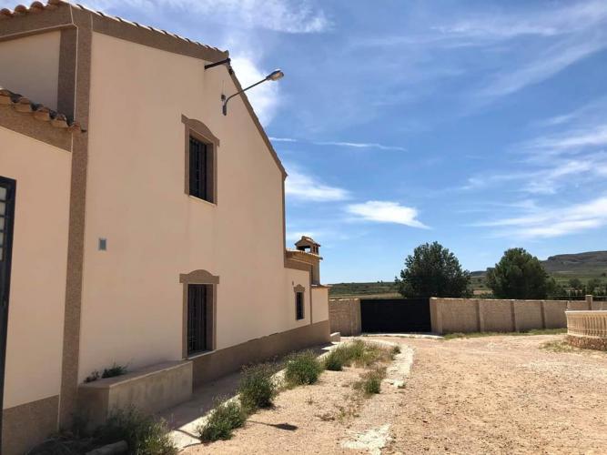 CHALET PARA VIVIR CERCA DEL AEROPUERTO DE ALICANTE Y EN YECLA