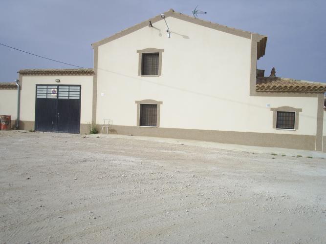 CHALET PARA VIVIR CERCA DEL AEROPUERTO DE ALICANTE Y EN YECLA