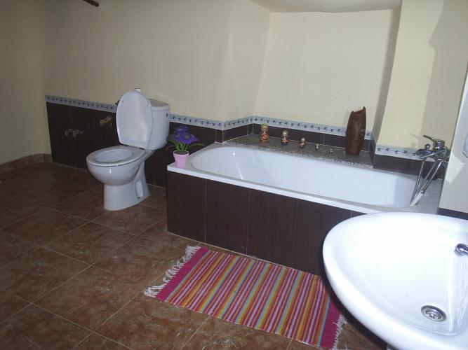 CHALET PARA VIVIR CERCA DEL AEROPUERTO DE ALICANTE Y EN YECLA