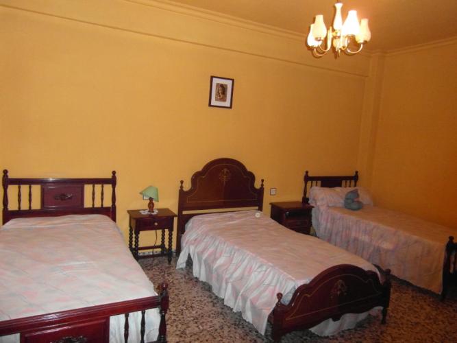 CASA INDEPENDIENTE  2 PLANTAS Y SOTANO EN EL CENTRO DE YECLA