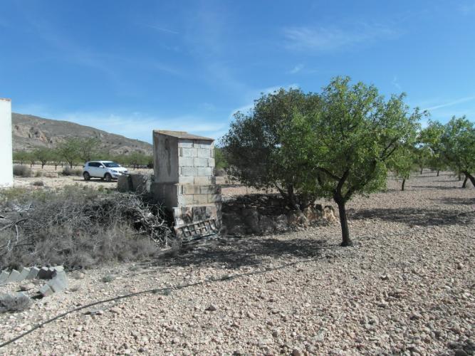 CHALET PARA ACABAR DE OBRA Y EN YECLA